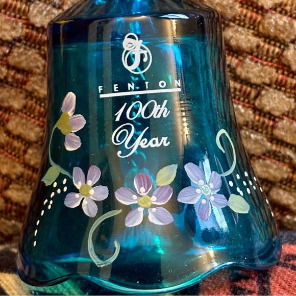 Fenton Teal Glass Bell Hand painted and Signed 100 Year Anniversary - 2005 - Picture 5 of 7